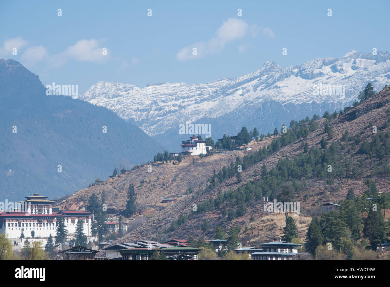 Le Bhoutan, Thimphu, capitale du district de Paro aka Dzongkhag. Ta Dzong, ancienne tour, qui abrite le Musée National du Bhoutan avec snow-capped mountaind je Banque D'Images