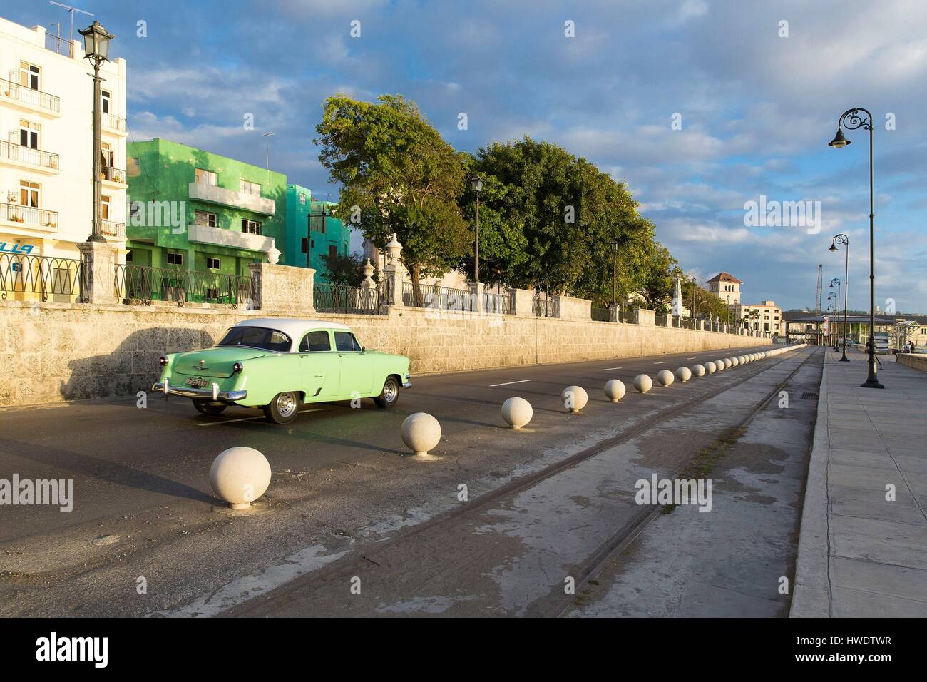 Cuba, Ciudad de La Habana Province district, Habana Vieja classée au patrimoine mondial de l'UNESCO, La Havane, voiture américaine sur l'Avenida del Puerto (avenue du Port) et immeubles de La Habana Vieja Banque D'Images