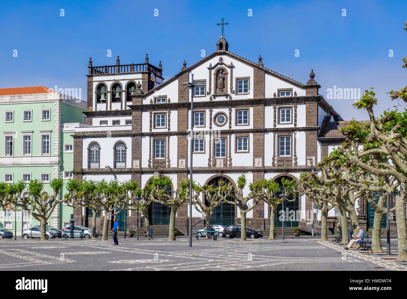 Le Portugal, l'archipel des Açores, l'île de São Miguel, Ponta Delgada, Campo de Sao Francisco square et église de Sao Jose Banque D'Images