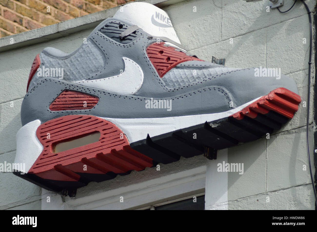 Nike chaussures d'entraînement géant sur un magasin d'extérieur de bâtiment  Photo Stock - Alamy