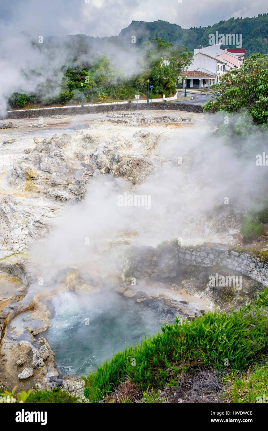 Le Portugal, l'archipel des Açores, l'île de São Miguel, Furnas, complexe volcanique active avec 22 sources thermales et de nombreux sites de fumerolles Banque D'Images