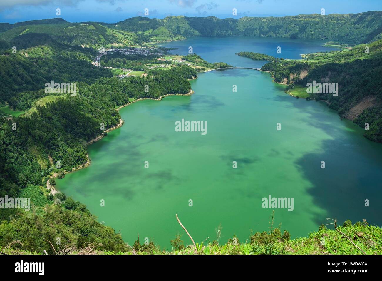 Le Portugal, l'archipel des Açores, l'île de São Miguel, Sete Cidades, vue à partir de Vista do Rei vue sur Lagoa Verde et Lagoa Azul lacs de cratère Banque D'Images