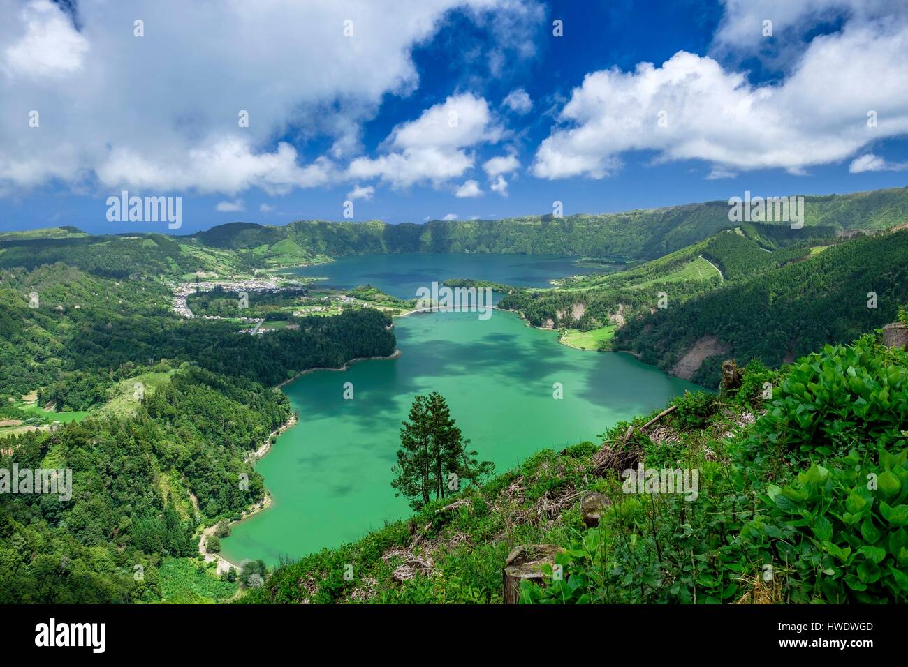 Le Portugal, l'archipel des Açores, l'île de São Miguel, Sete Cidades, vue à partir de Vista do Rei vue sur Lagoa Verde et Lagoa Azul lacs de cratère Banque D'Images