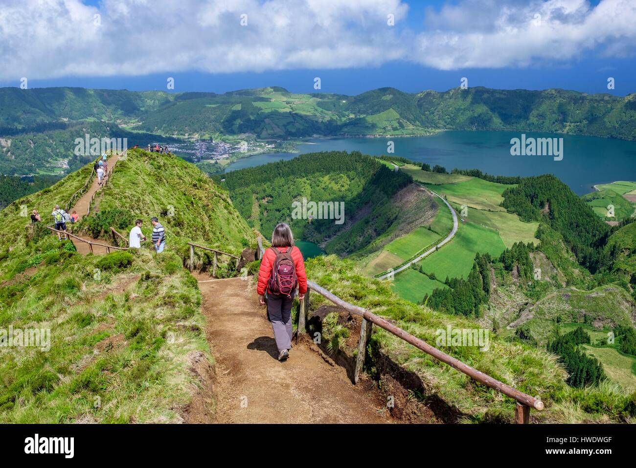 Le Portugal, l'archipel des Açores, l'île de São Miguel, Sete Cidades, Boca do Inferno, vue sur Lagoa Santiago et Lagoa Azul lacs de cratère Banque D'Images