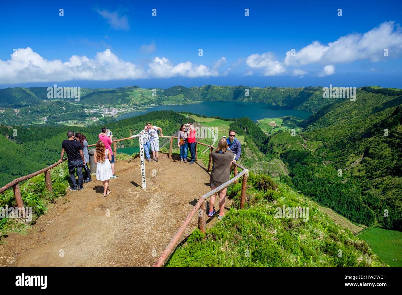 Le Portugal, l'archipel des Açores, l'île de São Miguel, Sete Cidades, Boca do Inferno, vue sur Lagoa Santiago et Lagoa Azul lacs de cratère Banque D'Images