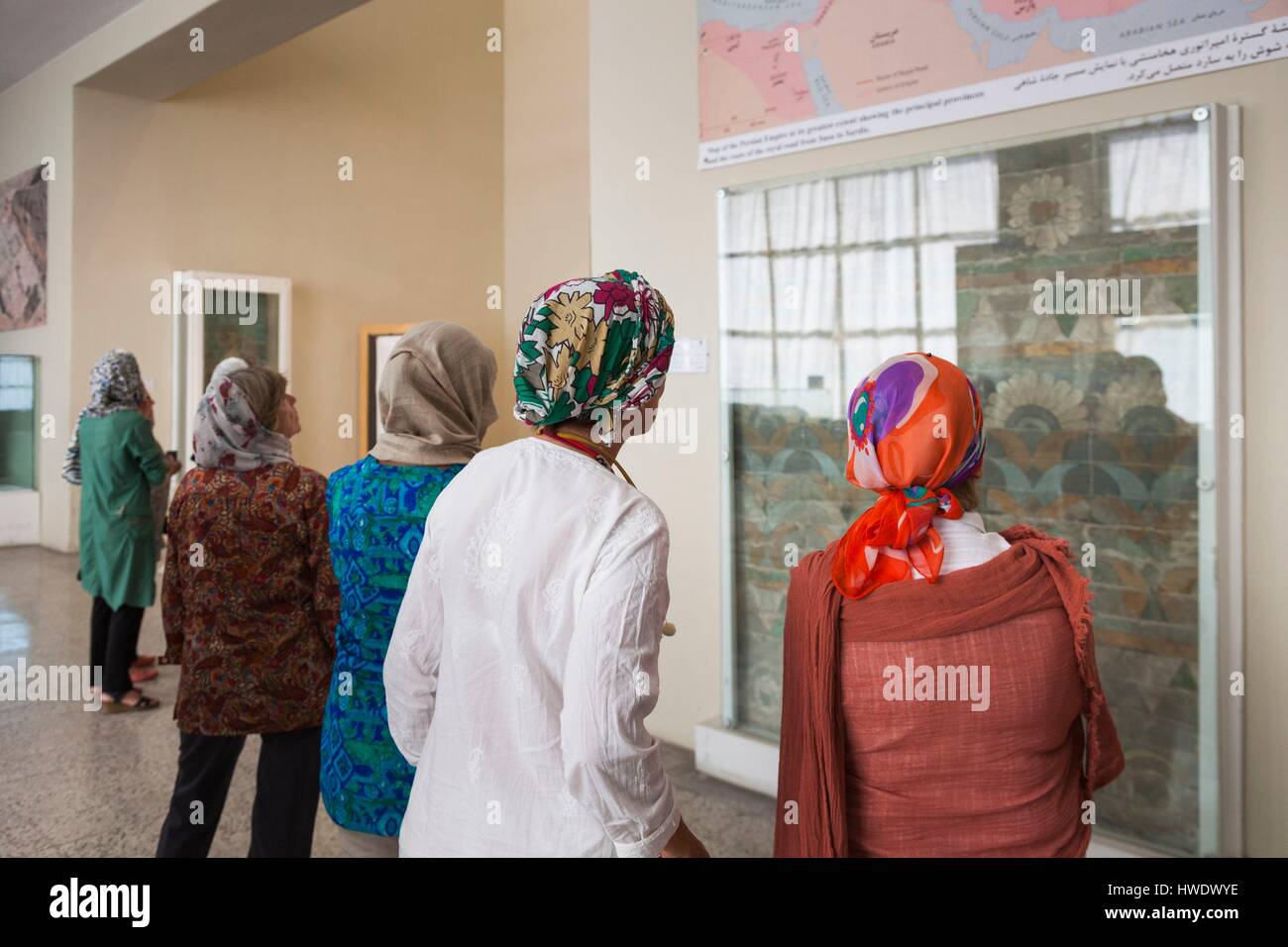 L'Iran, Téhéran, Musée National d'Iran, les femmes visiteurs Banque D'Images