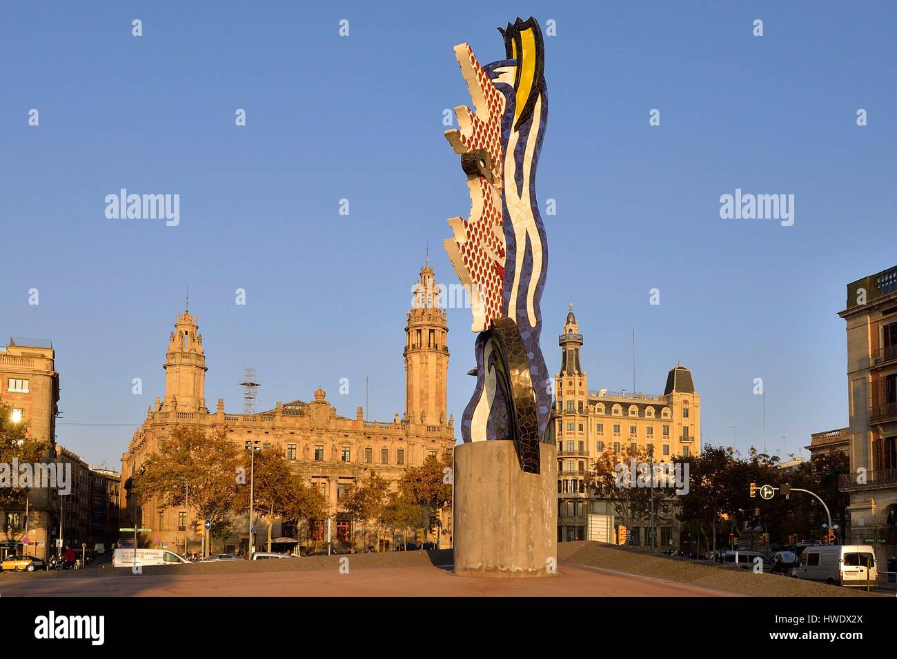 Espagne, Catalogne, Barcelone, quartier la sculpture El Cap de Barcelone (la tête) (1992) par l'artiste américain Roy Lichtenstein, le long du Passeig Colom, en face de Port Vell et bureau de poste principal de l'arrière-plan Banque D'Images