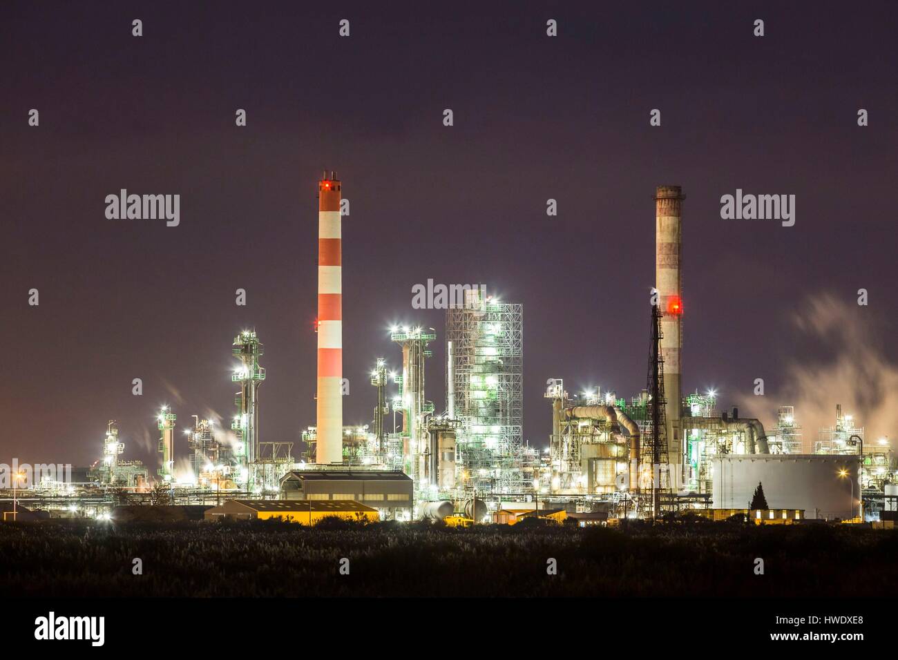 France, Bouches du Rhône, Fos sur Mer, d'une cheminée et tours de