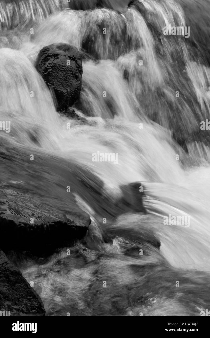 Ruisseau de montagne au débit rapide et rock Banque D'Images