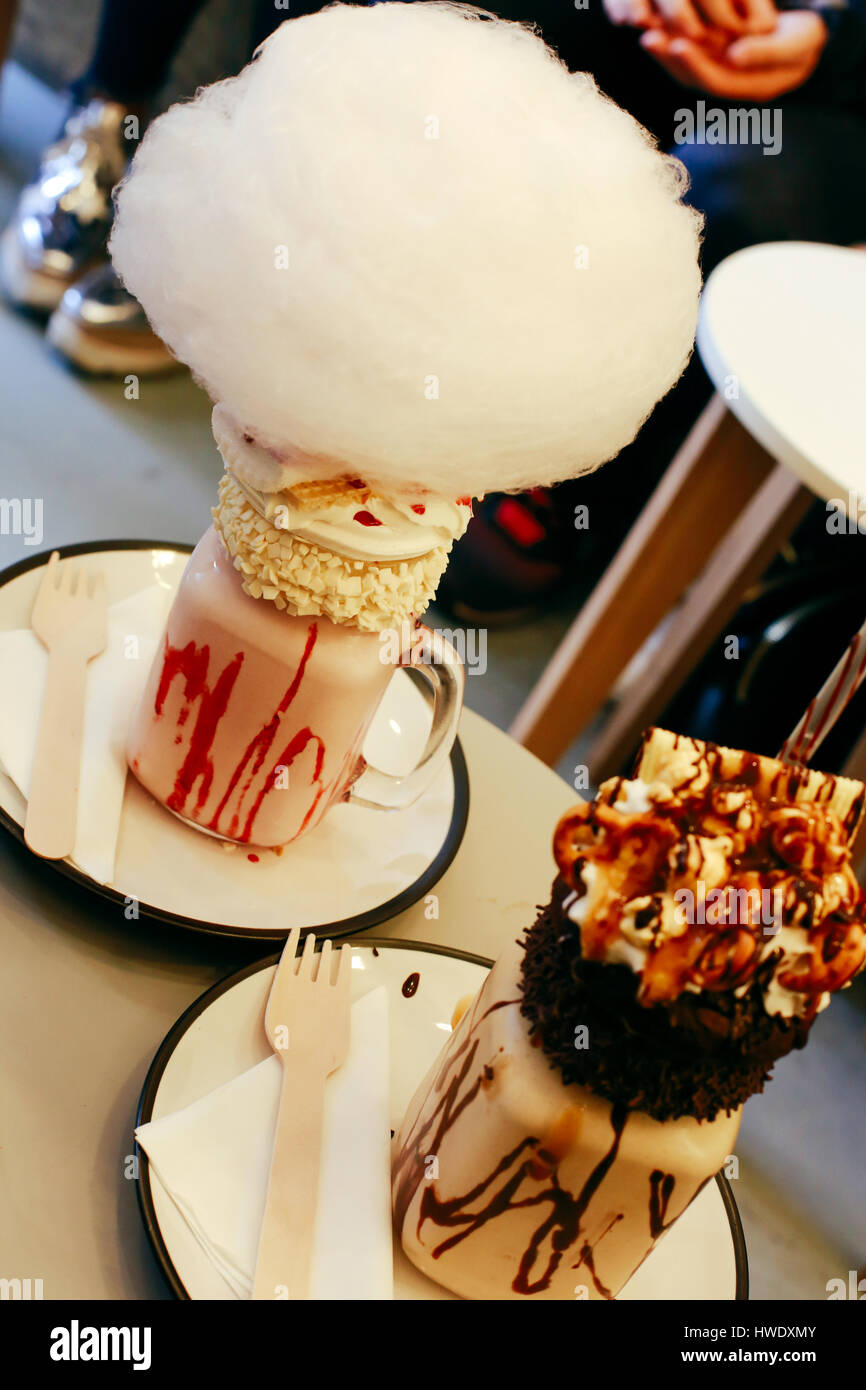 Deux freakshakes sur une table dans un café de Shoreditch Banque D'Images