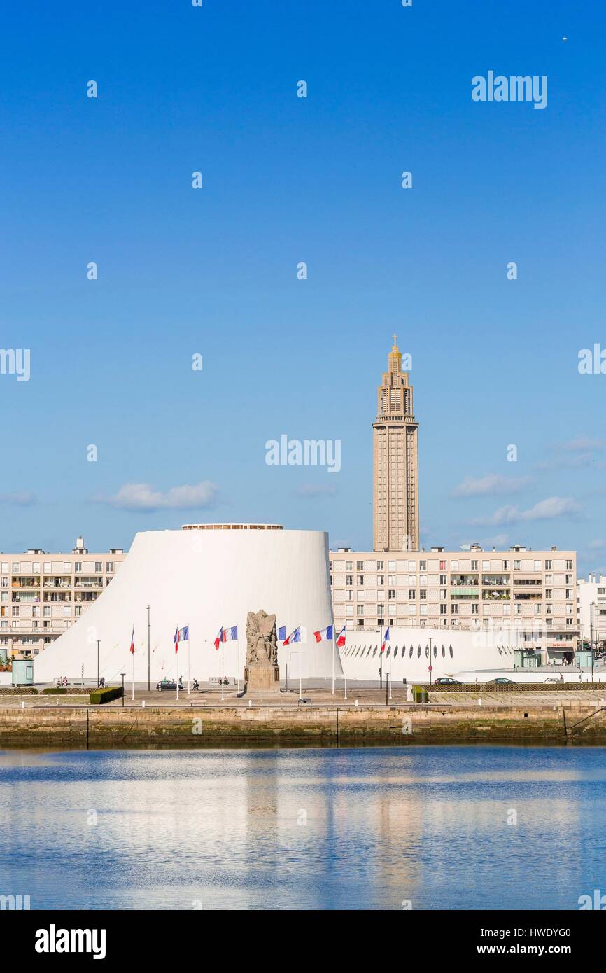 France, Seine Maritime, Le Havre, centre-ville classé au Patrimoine Mondial de l'UNESCO, le bassin du commerce avec le volcan (1982) par Oscar Niemeyer et le clocher de l'église de Saint Joseph Banque D'Images