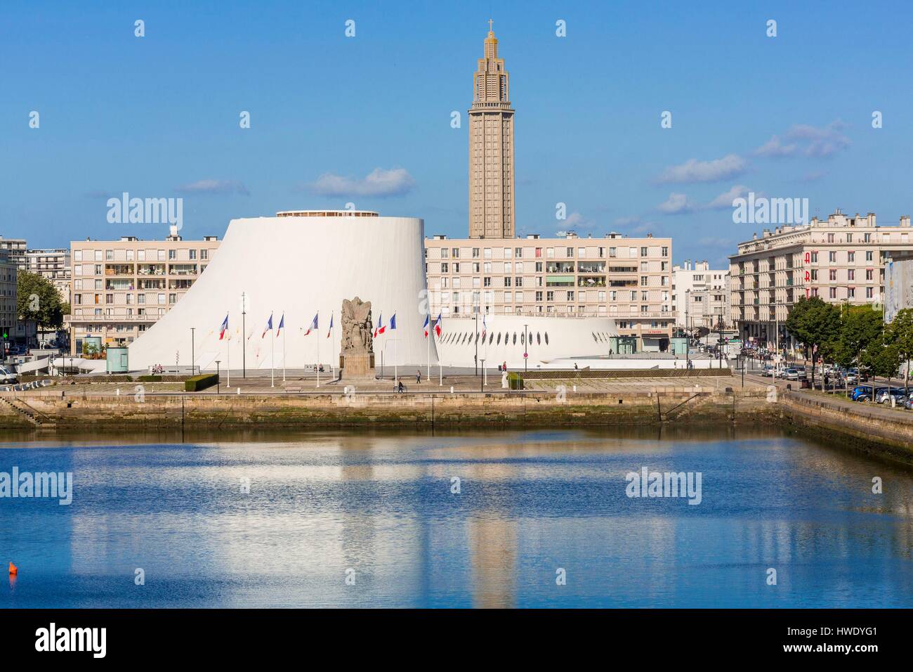 France, Seine Maritime, Le Havre, centre-ville classé au Patrimoine Mondial de l'UNESCO, le bassin du commerce avec le volcan (1982) par Oscar Niemeyer et le clocher de l'église de Saint Joseph Banque D'Images