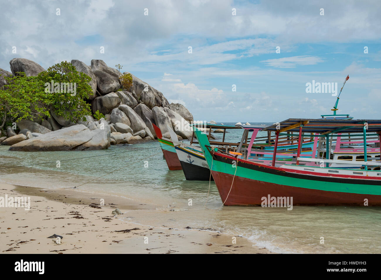 Bateaux locaux à Lengkuas, l'île de Pulau Belitung, Indonésie Banque D'Images