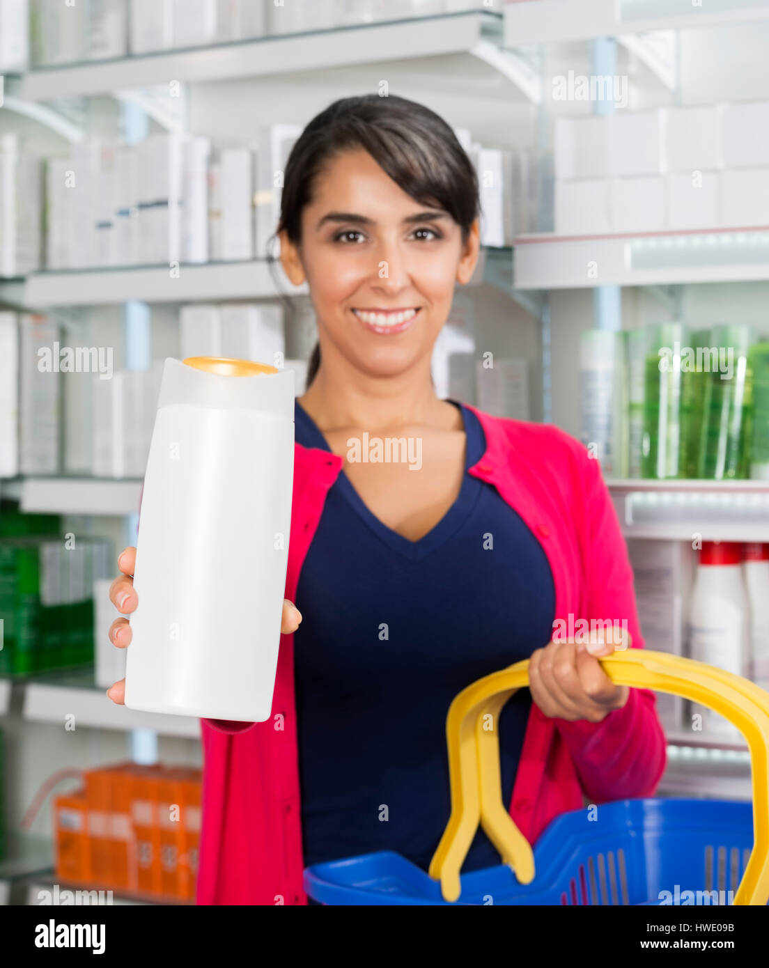 Bouteille de shampoing montrant client en pharmacie Banque D'Images