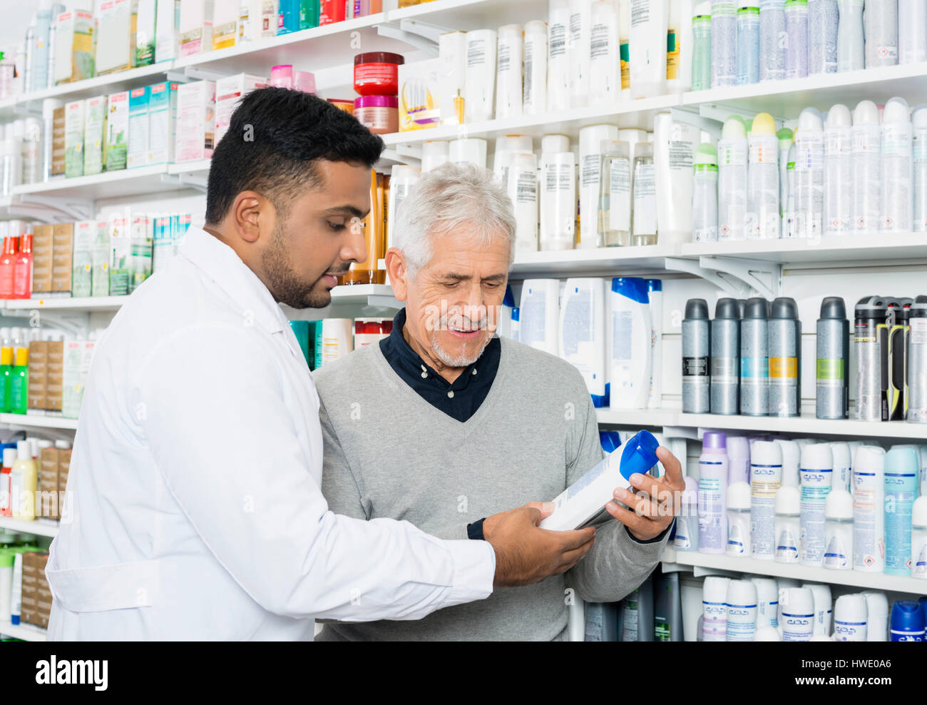 Pharmacien assisting customer dans l'achat de produit Banque D'Images
