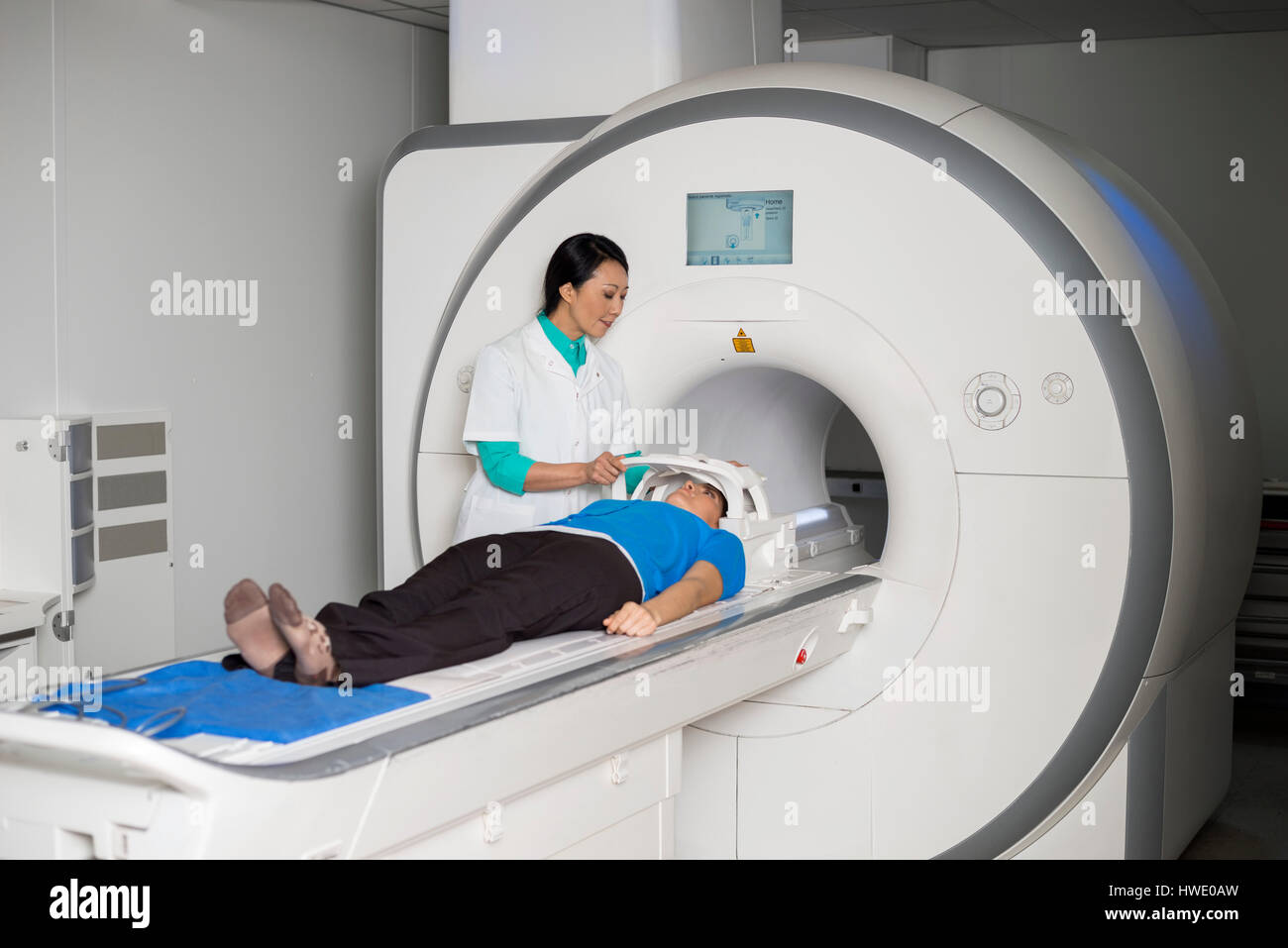 Fixation pour masque médecin patient couché sur la machine ct scan Banque D'Images