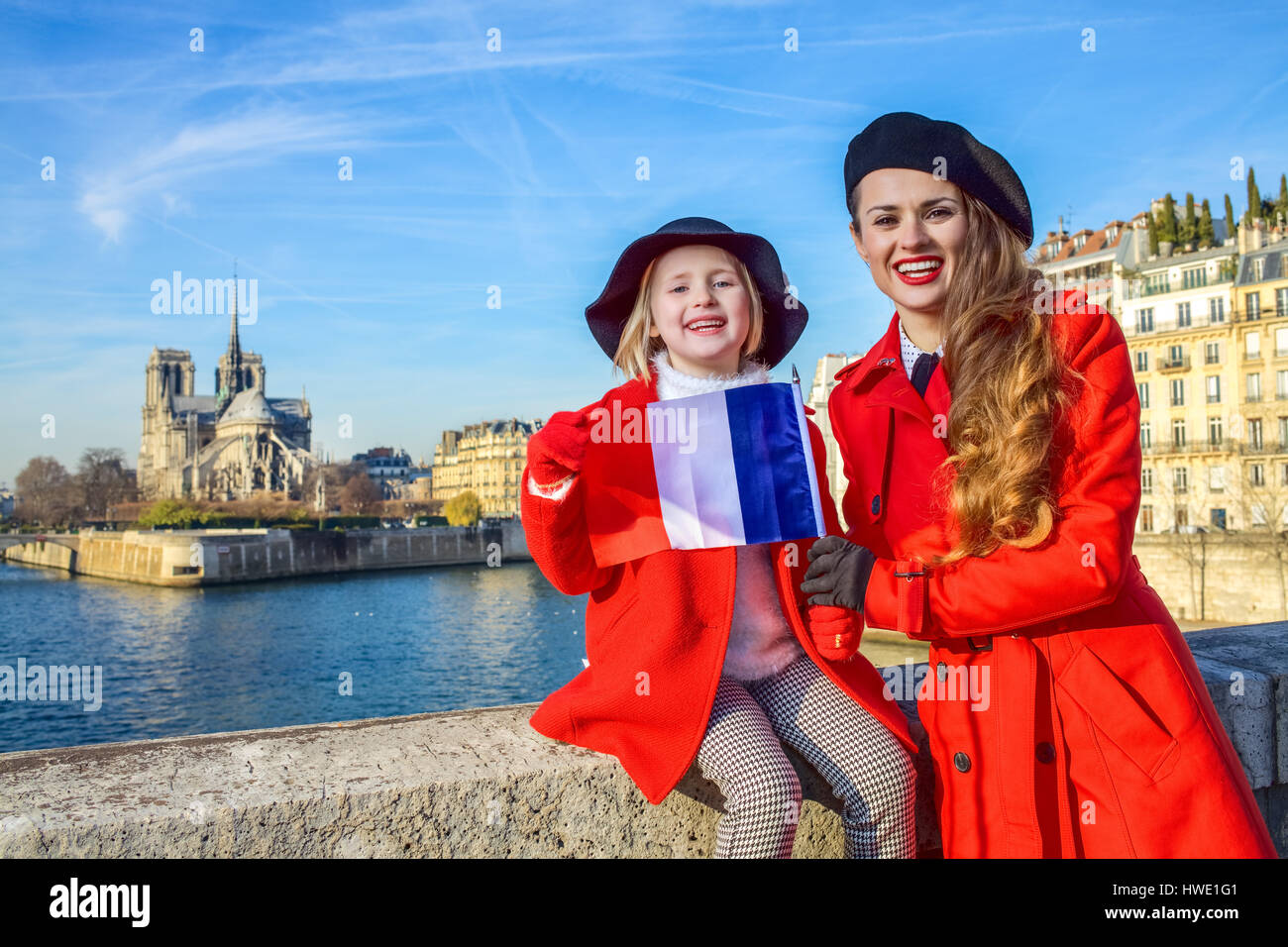 Tunniques Rouges Colomb Brillante dans Paris. Portrait de la mère et de l'enfant moderne de ...