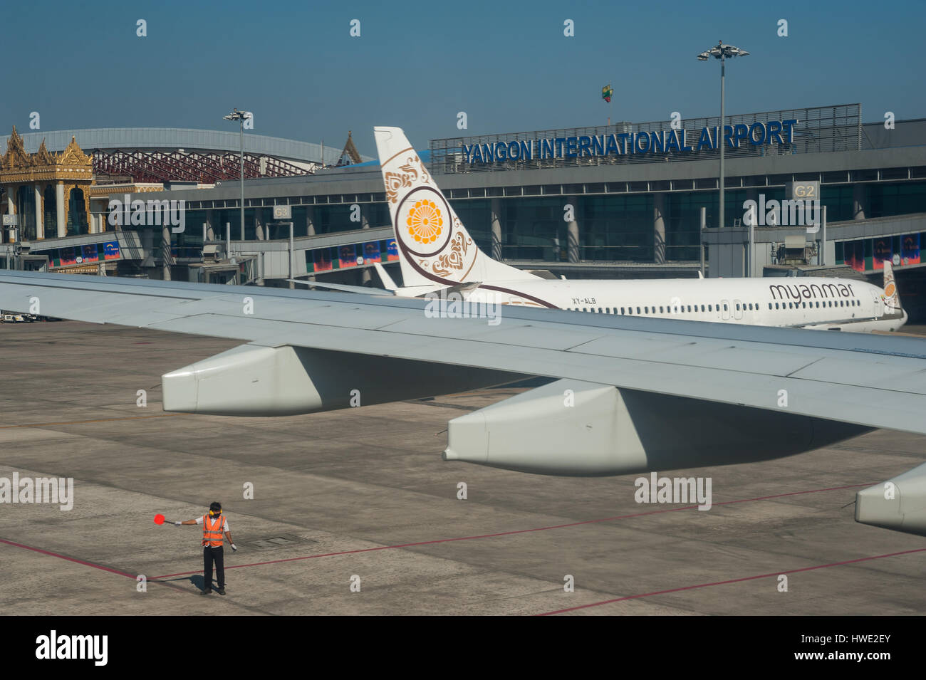 08.02.2017, Yangon, République de l'Union du Myanmar, de l'Asie - Un avion du passager est parqué sur une porte à l'Aéroport International de Yangon. Banque D'Images