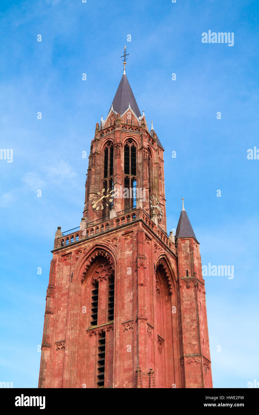 Tour rouge de Saint Johns église sur la place Vrijthof dans la ville de Maastricht, Limbourg, Pays-Bas Banque D'Images