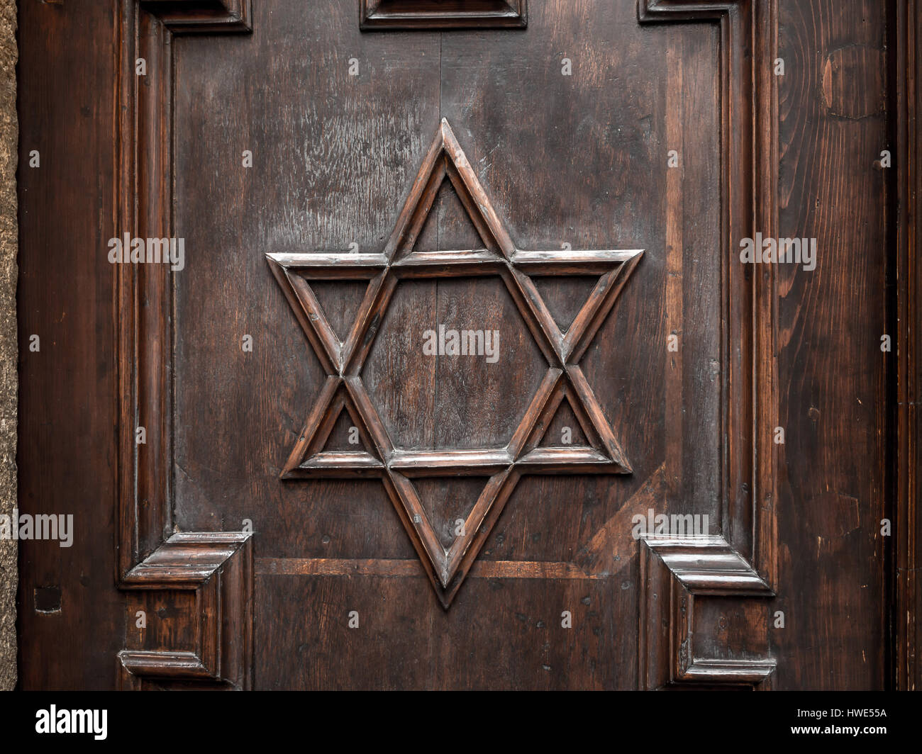 Symbole de l'étoile de David sur l'ancienne synagogue porte en bois Banque D'Images
