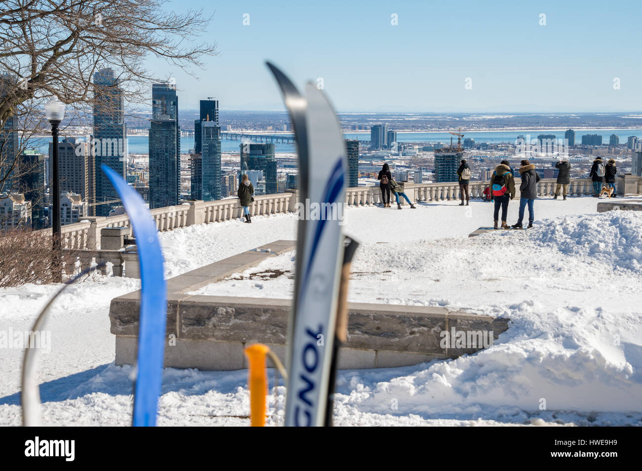 Montréal, Canada - 17 mars 2017 : skis dans la neige avec des toits de Montréal dans la distance Banque D'Images
