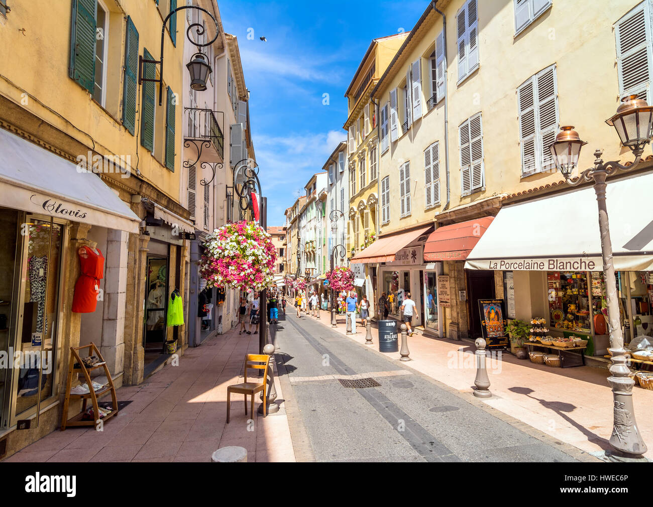 La vue quotidienne de la rue du Dr Rostan street à Antibes, France. Banque D'Images