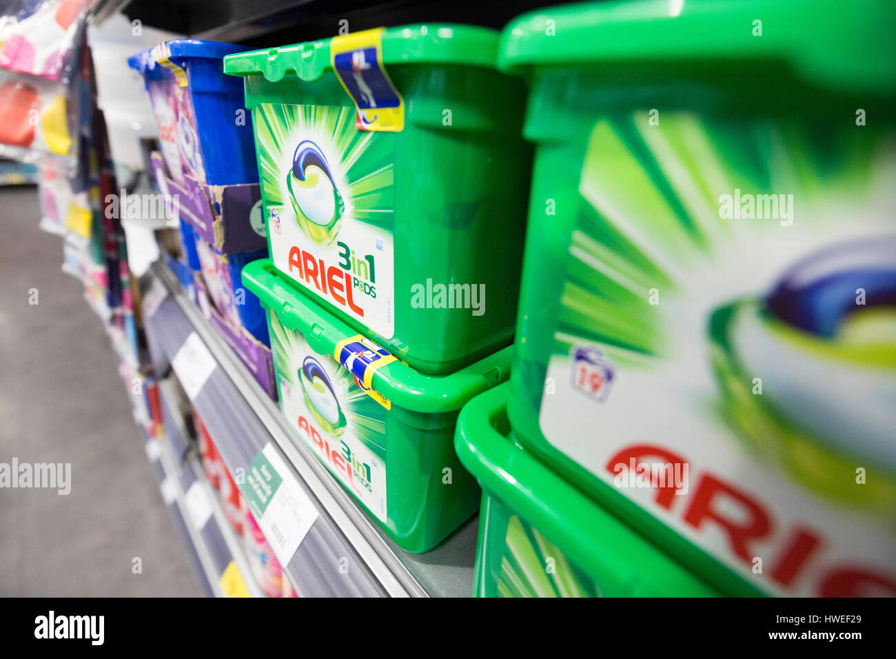Ariel liquide de lavage en vente dans un supermarché Morrisons Banque D'Images
