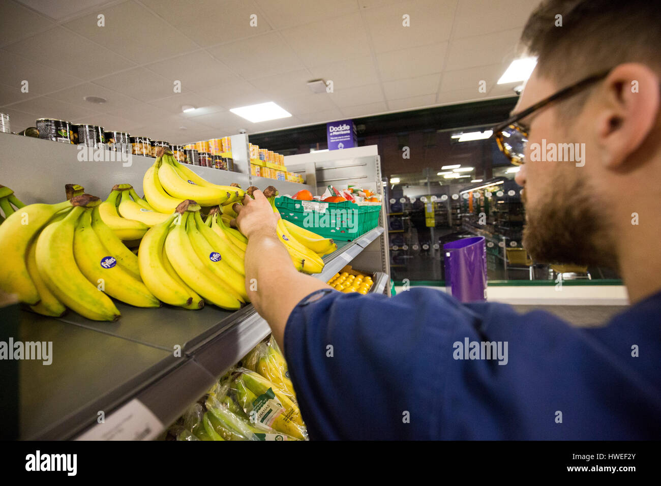 Un homme achète des bananes dans un supermarché Morrisons Banque D'Images