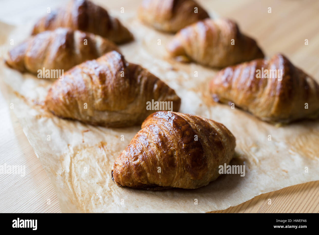 Blé entier frais cuit maison croissants sur papier cuisson Banque D'Images