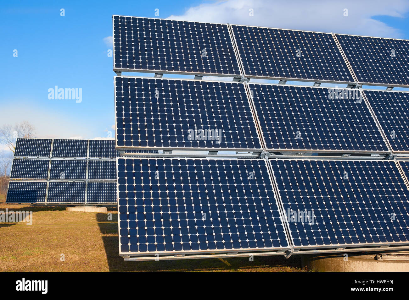 Panneau solaire à l'aide d'énergie renouvelable de soleil. Banque D'Images