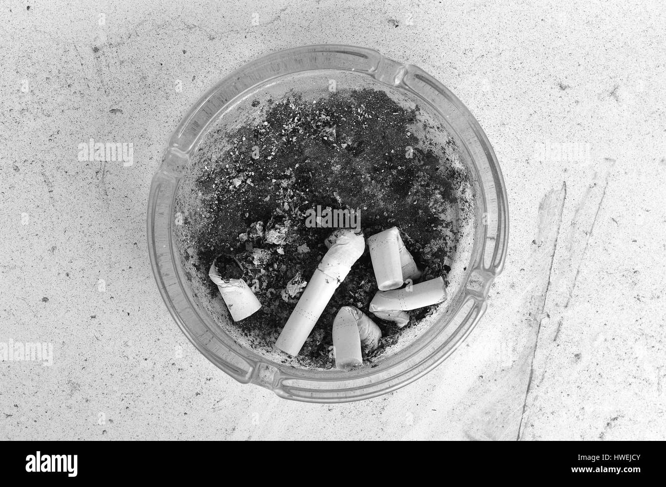 Cendrier plein de cigarettes brûler Banque D'Images