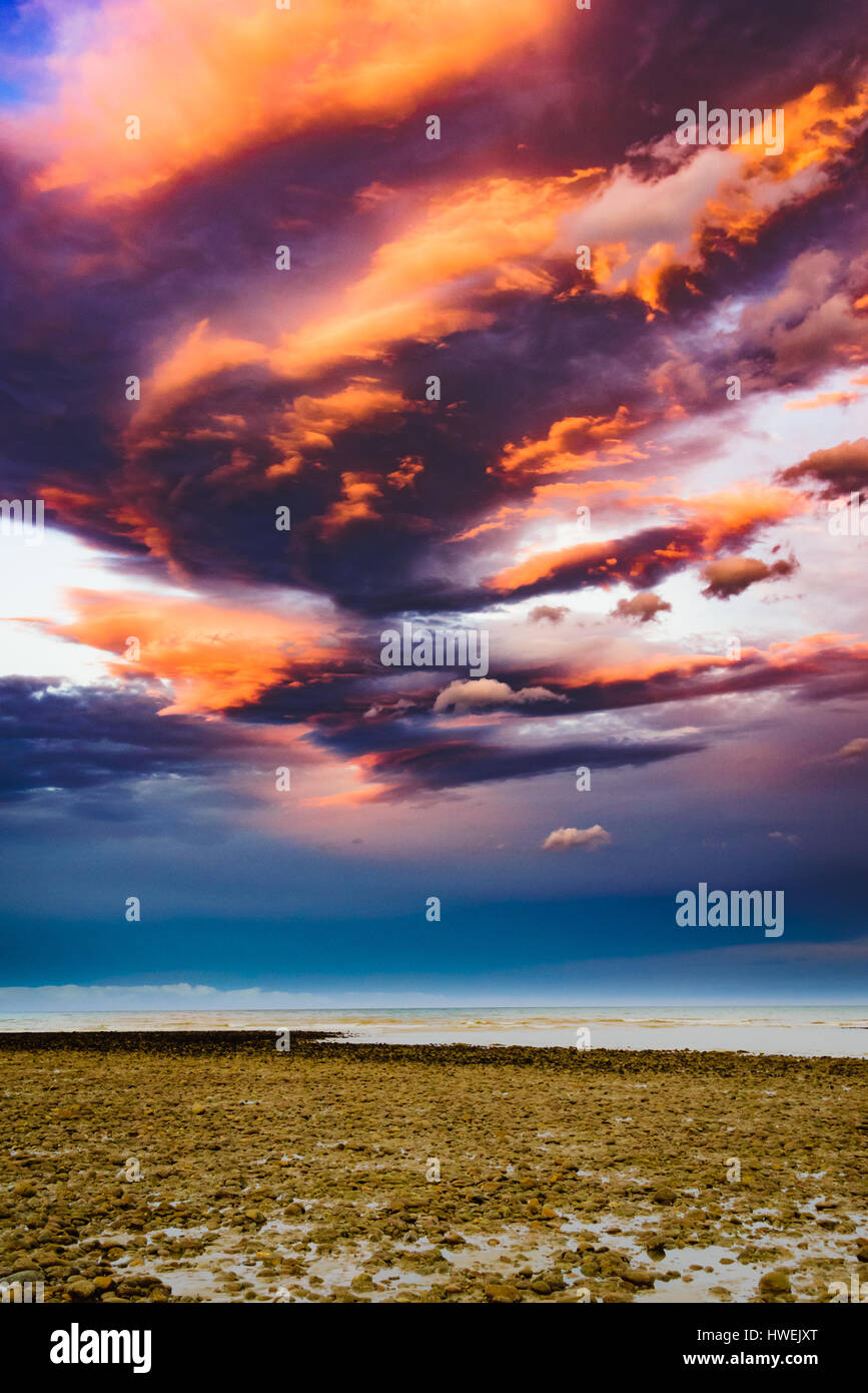 De belles formations de nuages pendant le coucher du soleil à plage de kina, Nouvelle-Zélande Banque D'Images