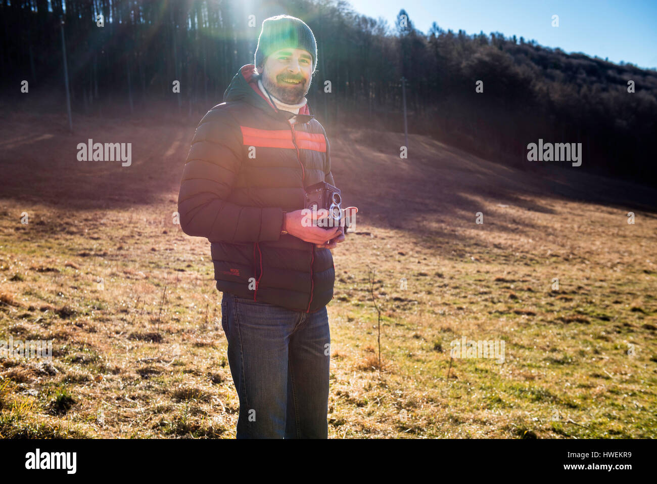 Portrait de l'homme en milieu rural, tenant appareil moyen format, Italie Banque D'Images