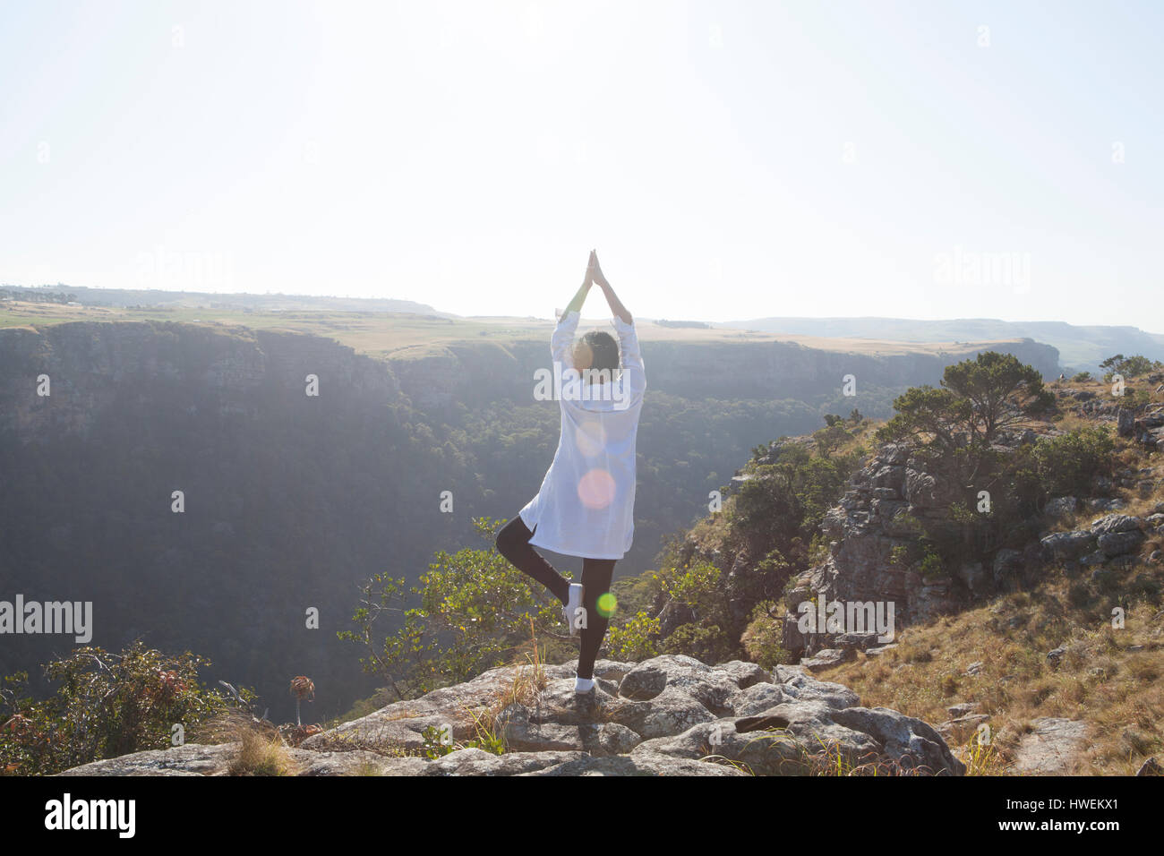 Femme debout en montagne, en position de yoga, vue arrière, Afrique du Sud Banque D'Images