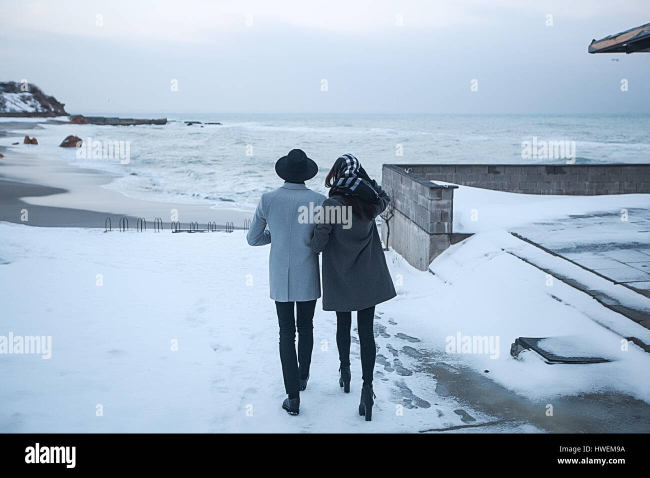 Couple on winter vacation, Odessa, Ukraine Banque D'Images