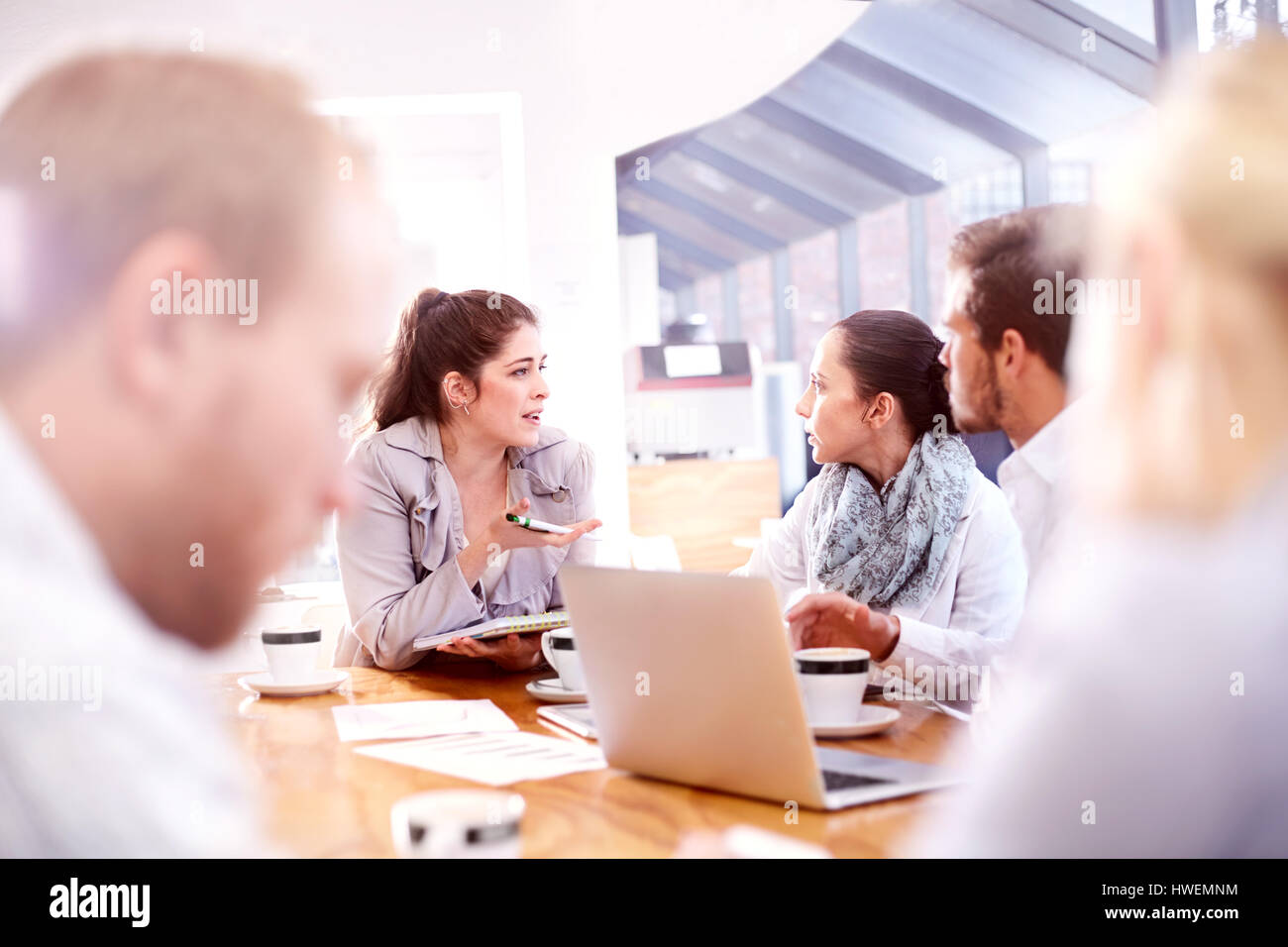 Plus d'épaule des hommes et femmes à la réunion du bureau Banque D'Images