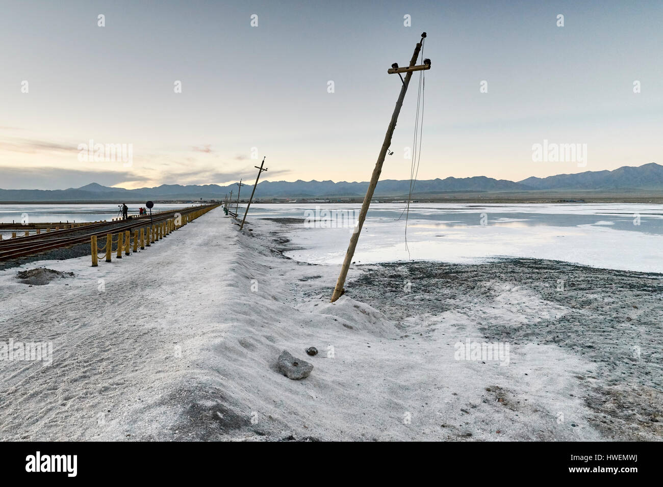 La voie du train, Haixi, Chaka Salt Lake, province de Qinghai, Chine Banque D'Images