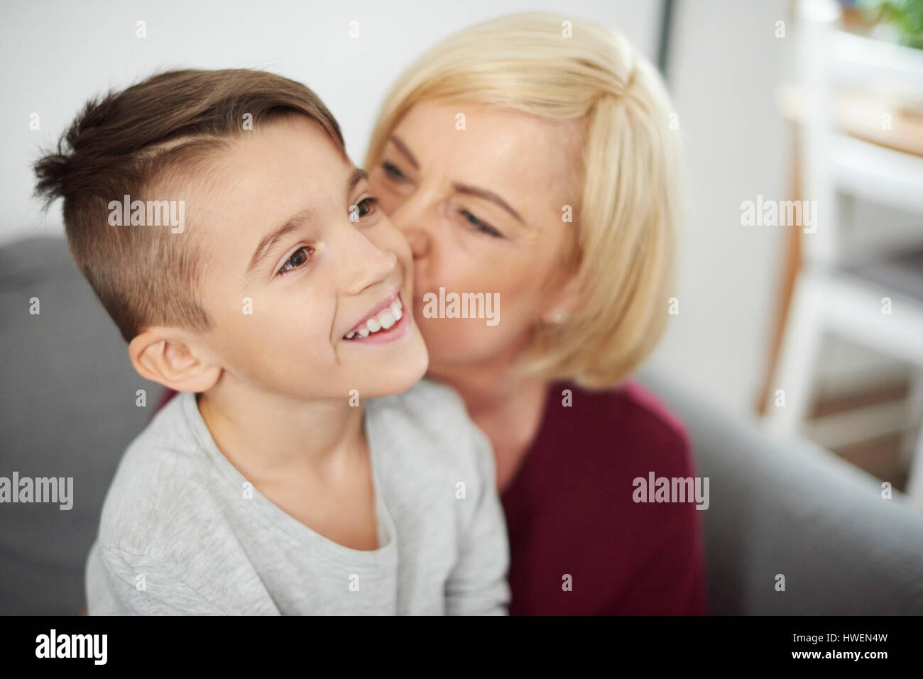 Grand-Mère embrassant la joue de son petit-fils Banque D'Images