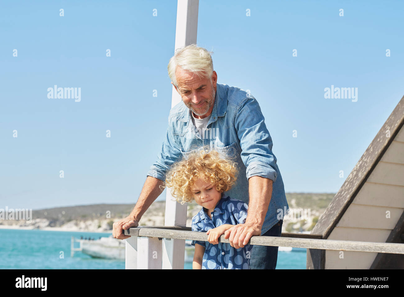 Grand-père et petit-fils sur péniche pont, Kraalbaai, Afrique du Sud Banque D'Images