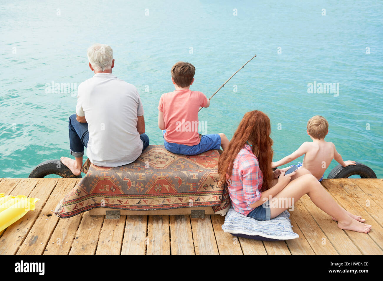 Family relaxing on yacht sun deck, Kraalbaai, Afrique du Sud Banque D'Images