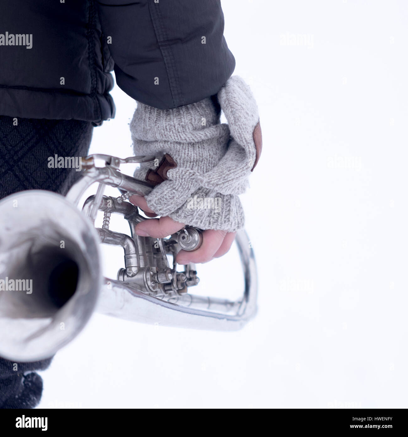 Portrait of man holding trumpet Banque D'Images