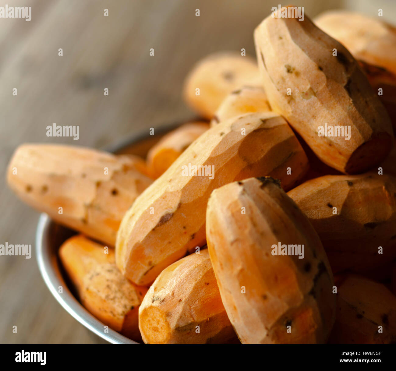 Les patates douces épluchées dans une casserole en acier inoxydable Banque D'Images