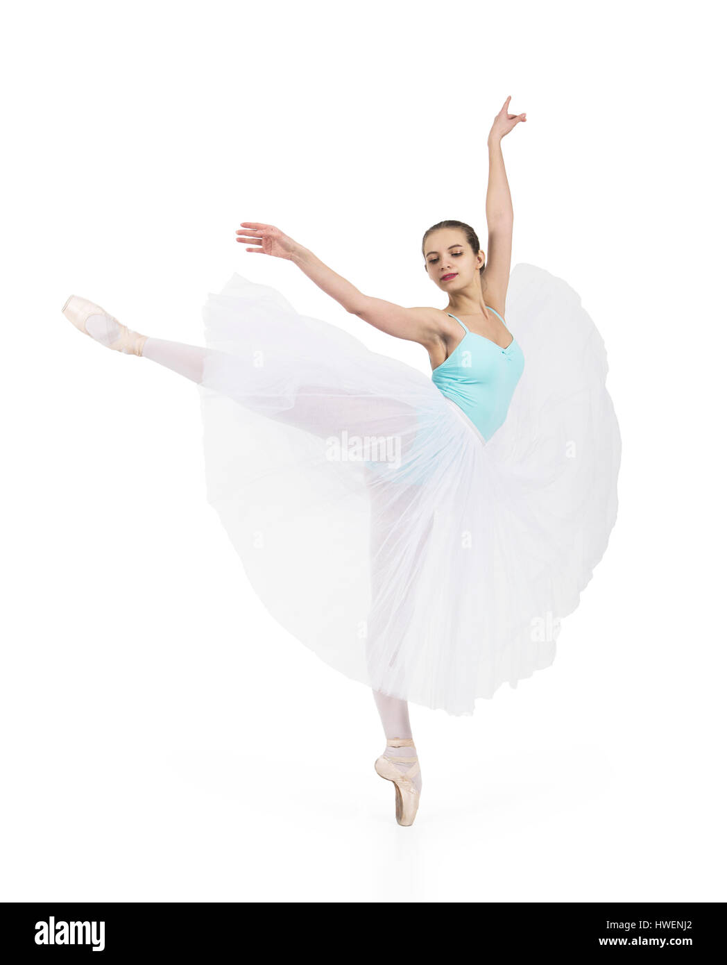 Jeune femme souriante dansant le ballet. Studio de ballet sur fond blanc. L'image isolée. Banque D'Images