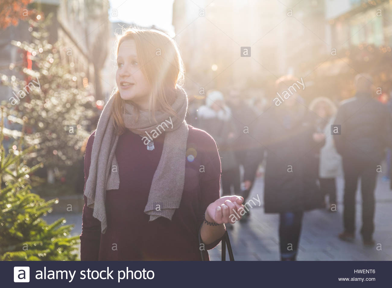 Jeune femme shopping au marché de Noël Banque D'Images