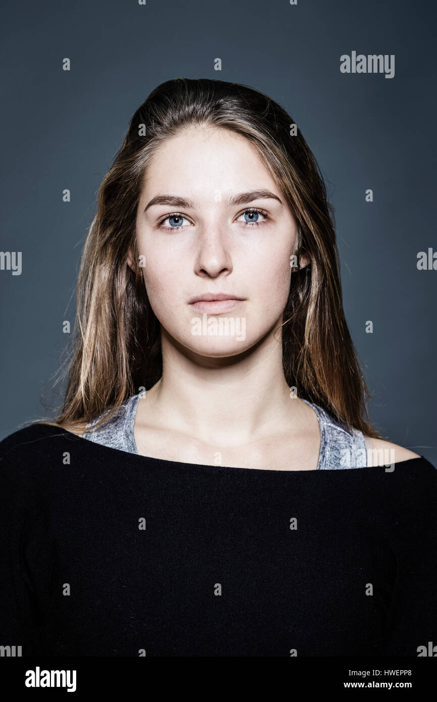 Portrait naturel de belle jeune femme aux longs cheveux bruns Banque D'Images