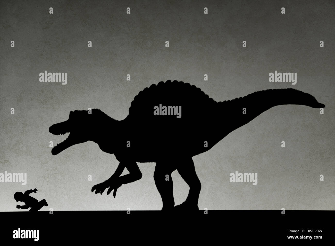 Ombre de spinosaurus chassant les droits sur mur pas un logo ou d'une marque Banque D'Images