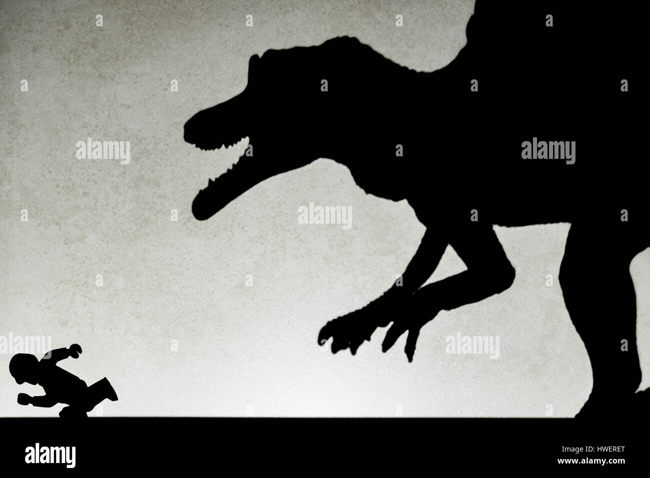 Ombre de spinosaurus chassant les droits sur mur pas un logo ou d'une marque Banque D'Images