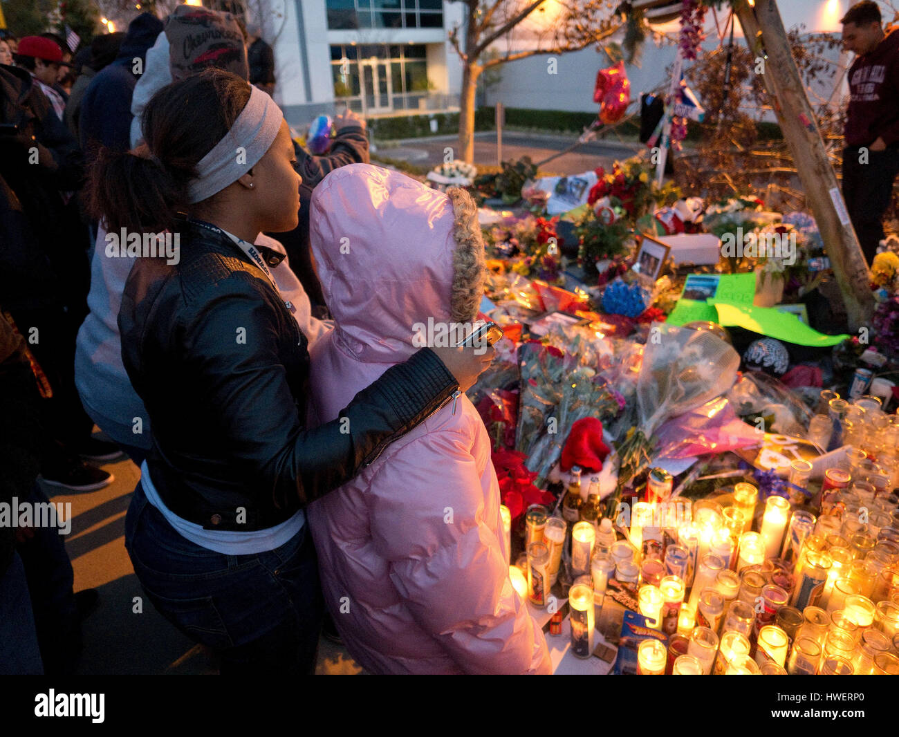 Recueillir des fans par le faire passer à la mémoire de l'acteur Paul Walker, vedette du 'Fast and Furious', le 8 décembre 2013 à Valencia, en Californie. Photo par Francis Specker Banque D'Images