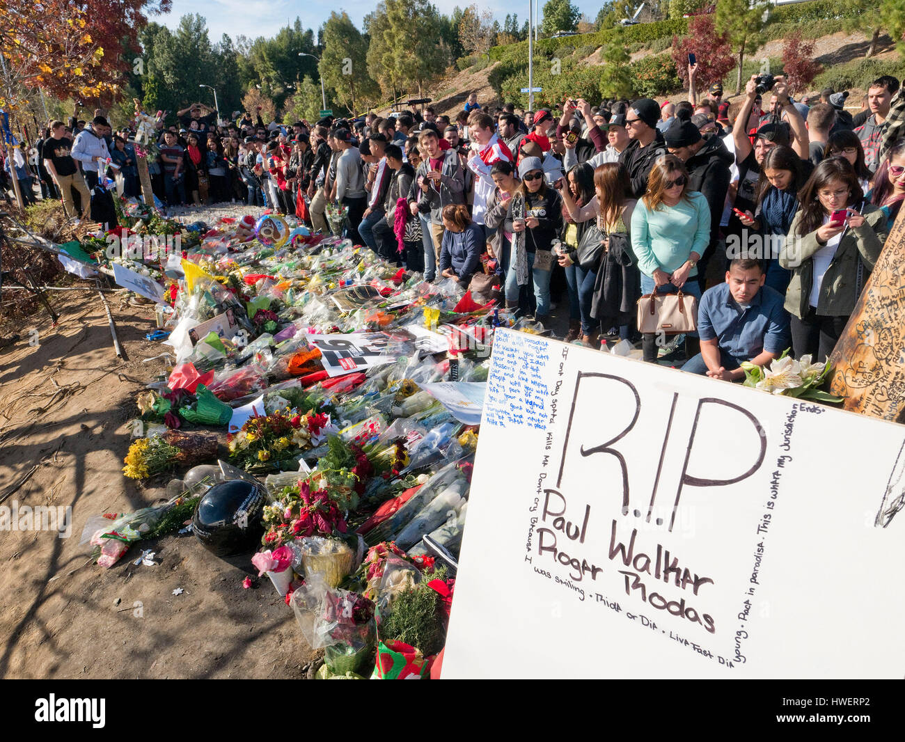 Recueillir des fans par le faire passer à la mémoire de l'acteur Paul Walker, vedette du 'Fast and Furious', le 8 décembre 2013 à Valencia, en Californie. Photo par Francis Specker Banque D'Images