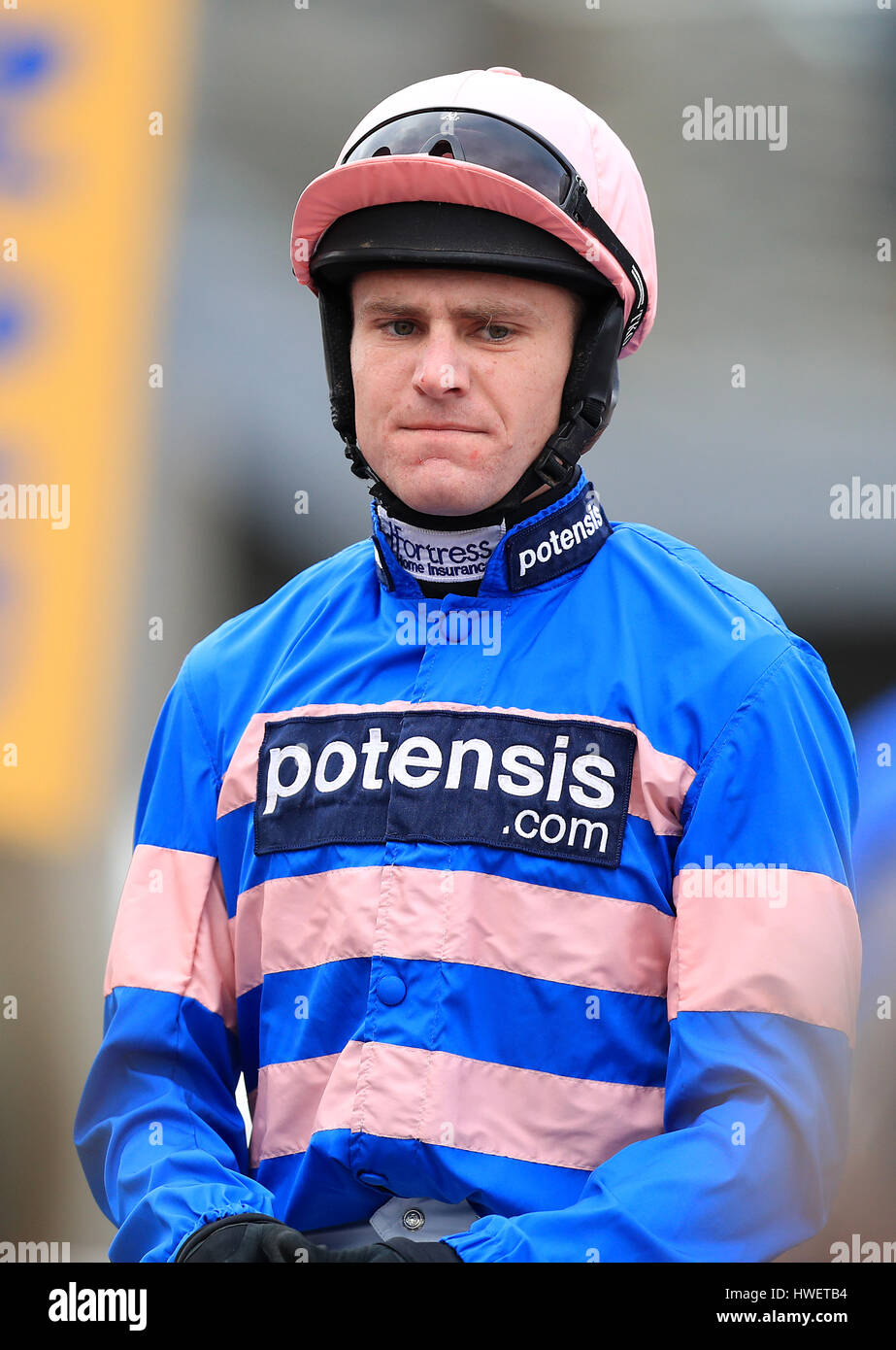 Jockey Nick Scholfield sur l'art mauresque avant l'Brown Advisory & Merriebelle Plaque Stable Handicap Chase Banque D'Images